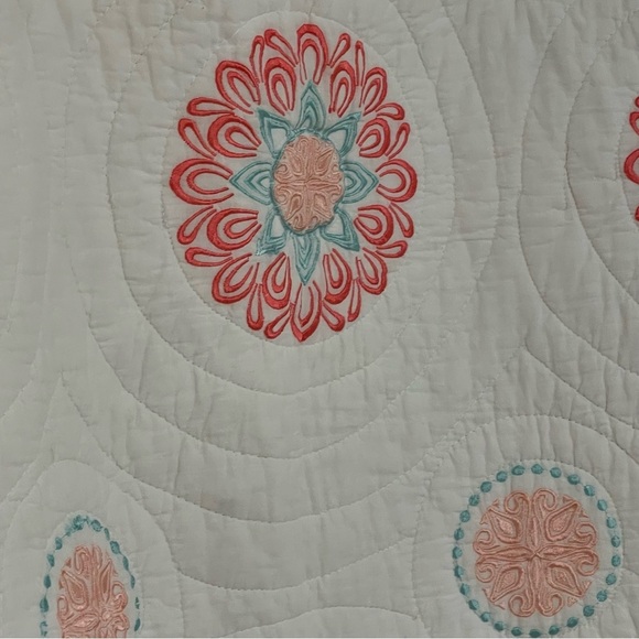 Levtex Baby Crib Embroidered Quilt Blanket EUC - Picture 3 of 8